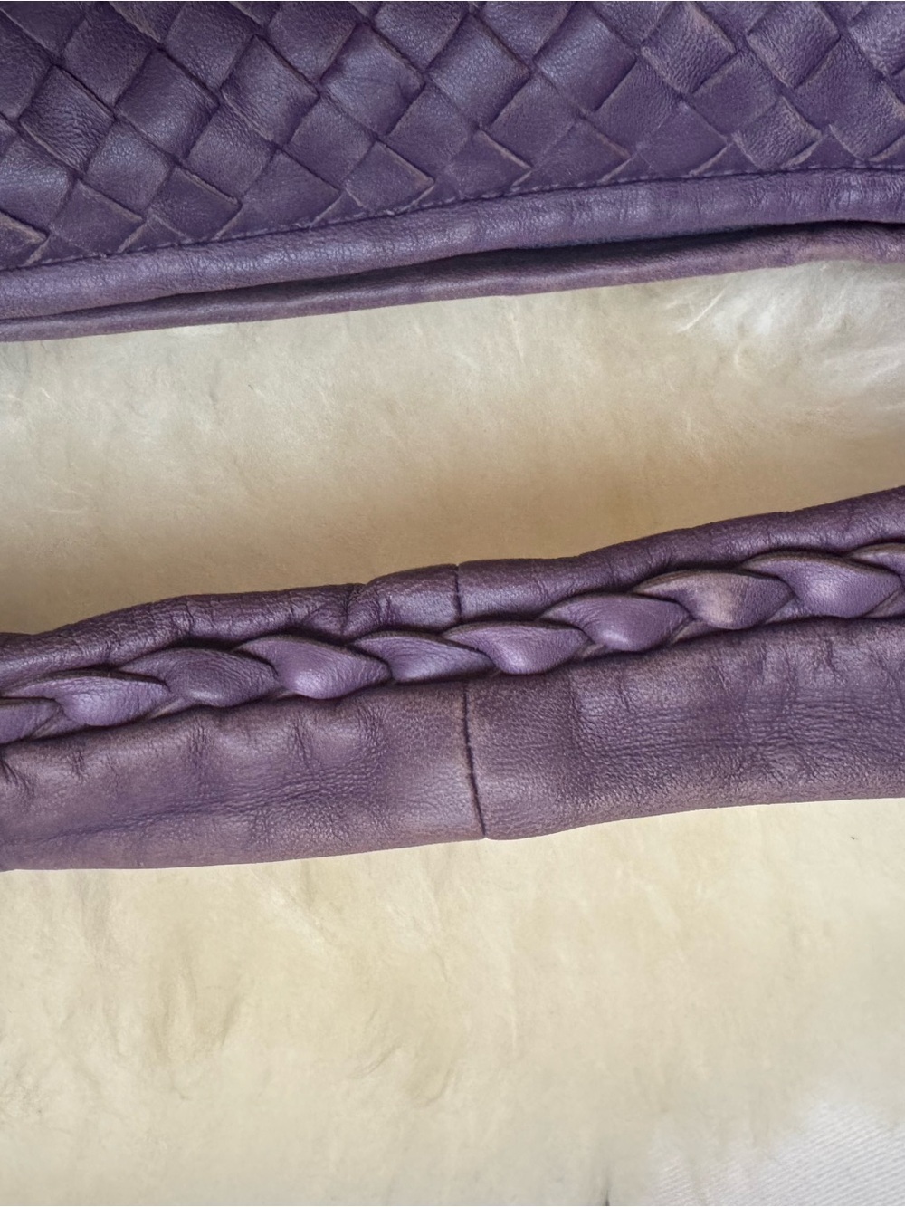 Bottega Veneta, a purple intrecciato leather hobo bag. - Picture 3 of 9